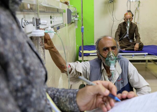 Иракский курд, страдающий астмой, использует кислородную маску в отделении неотложной помощи больницы во время песчаной бури в Арбиле. - Sputnik Молдова