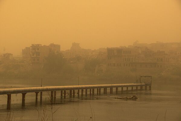 Небо в крупных городах Ирака заволокло гигантскими облаками пыли и песка из Сахары. Так выглядит песчаная буря в Мосуле. - Sputnik Молдова