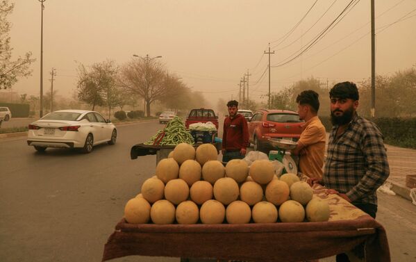 Уличные продавцы во время песчаной бури в Багдаде. - Sputnik Молдова