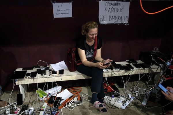 Здесь беженцы из Украины могут подзарядить телефоны. - Sputnik Молдова