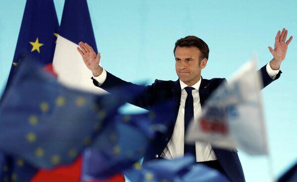 Președintele francez Emmanuel Macron, candidat pentru un nou mandat, reacționează pe scenă după rezultatele parțiale din primul tur al alegerilor prezidențiale franceze din 2022, la Paris, Franța, 10 aprilie 2022. - Sputnik Moldova-România
