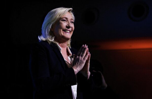 Marine Le Pen, liderul partidului de extremă-dreapta Adunarea Națională (Rassemblement National) și candidată la alegerile prezidențiale din Franța din 2022, gesturi în timp ce apare pe scenă după ce sunt anunțate rezultatele parțiale din primul tur al alegerilor prezidențiale din Franța din 2022, la Paris, la Paris, Franța, 10 aprilie 2022. - Sputnik Moldova