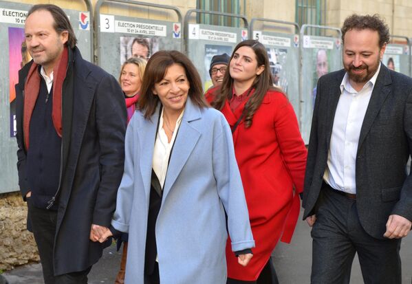 Candidatul la președinția Franței din partidul „Socialiștilor”, primarul Parisului Anne Hidalgo merge la vot la secția de votare, 10 aprilie este primul tur al alegerilor prezidențiale din Franța. - Sputnik Moldova