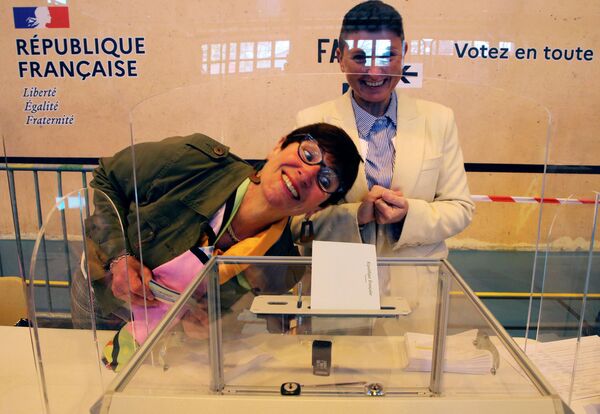 Voluntari în timpul primului tur al alegerilor prezidențiale din Franța, la Saint Pee sur Nivelle, Franța, duminică, 10 aprilie 2022.  - Sputnik Moldova-România