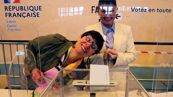 Волонтеры во время первого тура президентских выборов в Сен-Пе-сюр-Нивель, Франция - Sputnik Молдова