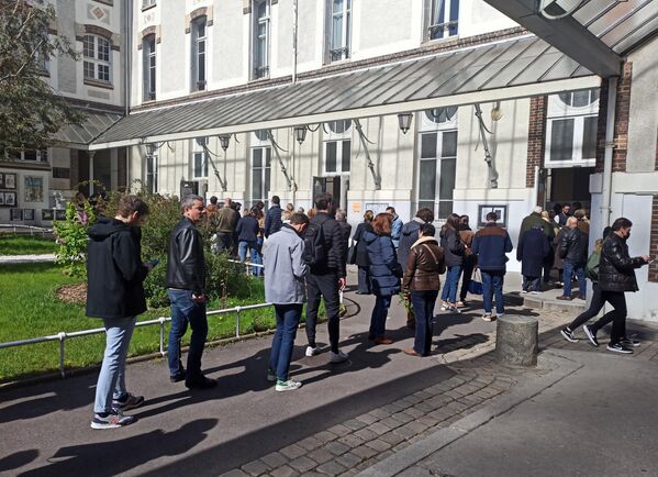 Oamenii stau la coadă la o secție de votare din Paris. Pe 10 aprilie s-a desfășurat primul tur al alegerilor prezidențiale din Franța. - Sputnik Moldova