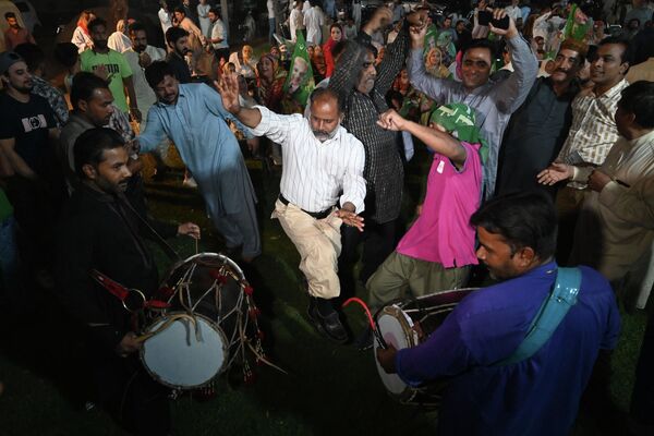 Сторонники новоизбранного премьер-министра Пакистана танцуют в избрания своего лидера на пост премьер-министра возле офиса Пакистанской мусульманской лиги в Лахоре. - Sputnik Молдова