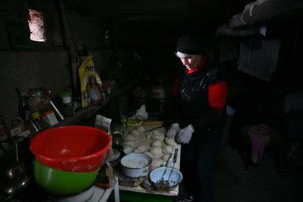 O localnică prepara de-ale gurii într-un subsol din sectorul Levoberejie al Mariupolului. - Sputnik Moldova