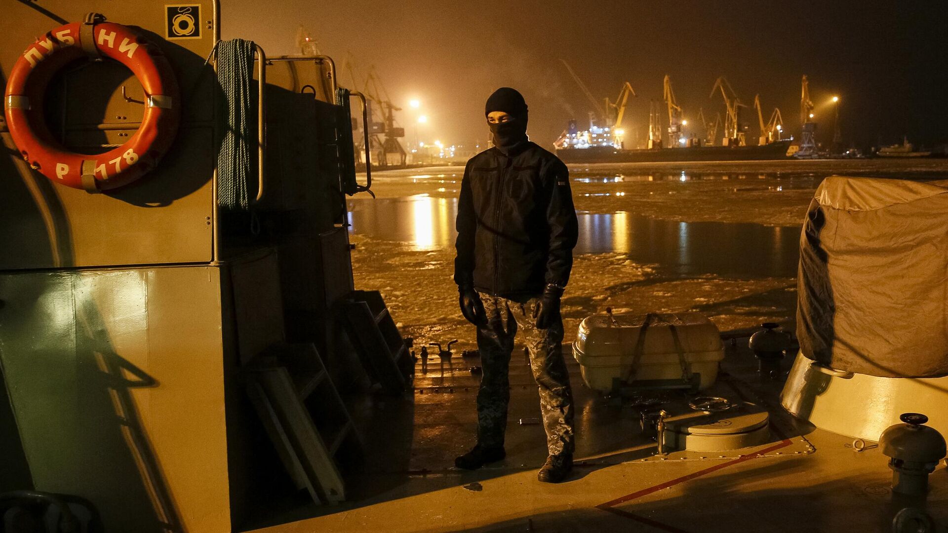 Un militar ucrainean stă pe puntea navei de comandă Donbass, ancorată în portul Mariupol Azov. - Sputnik Moldova-România, 1920, 13.04.2022