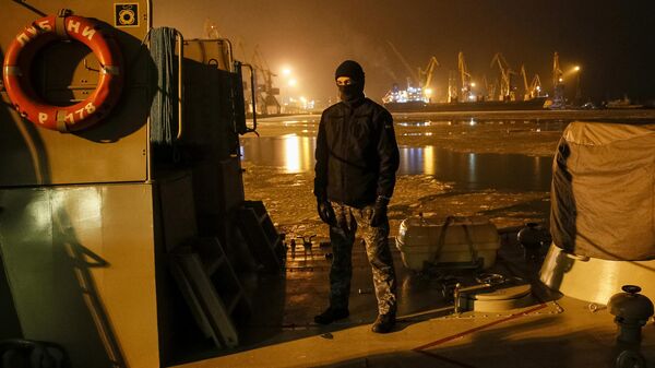 Un militar ucrainean stă pe puntea navei de comandă Donbass, ancorată în portul Mariupol Azov. - Sputnik Moldova-România