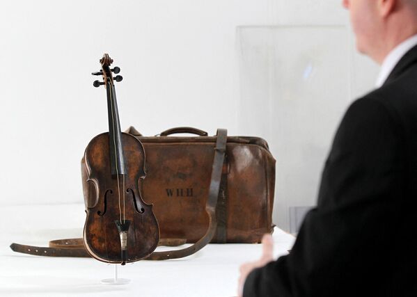 Скрипка, на которой играл дирижер Уоллес Хартли в последние минуты перед затоплением &quot;Титаника&quot;. - Sputnik Молдова