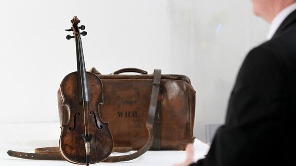Скрипка, на которой играл дирижер Уоллес Хартли в последние минуты перед затоплением Титаника в Лургане, Ирландия - Sputnik Молдова