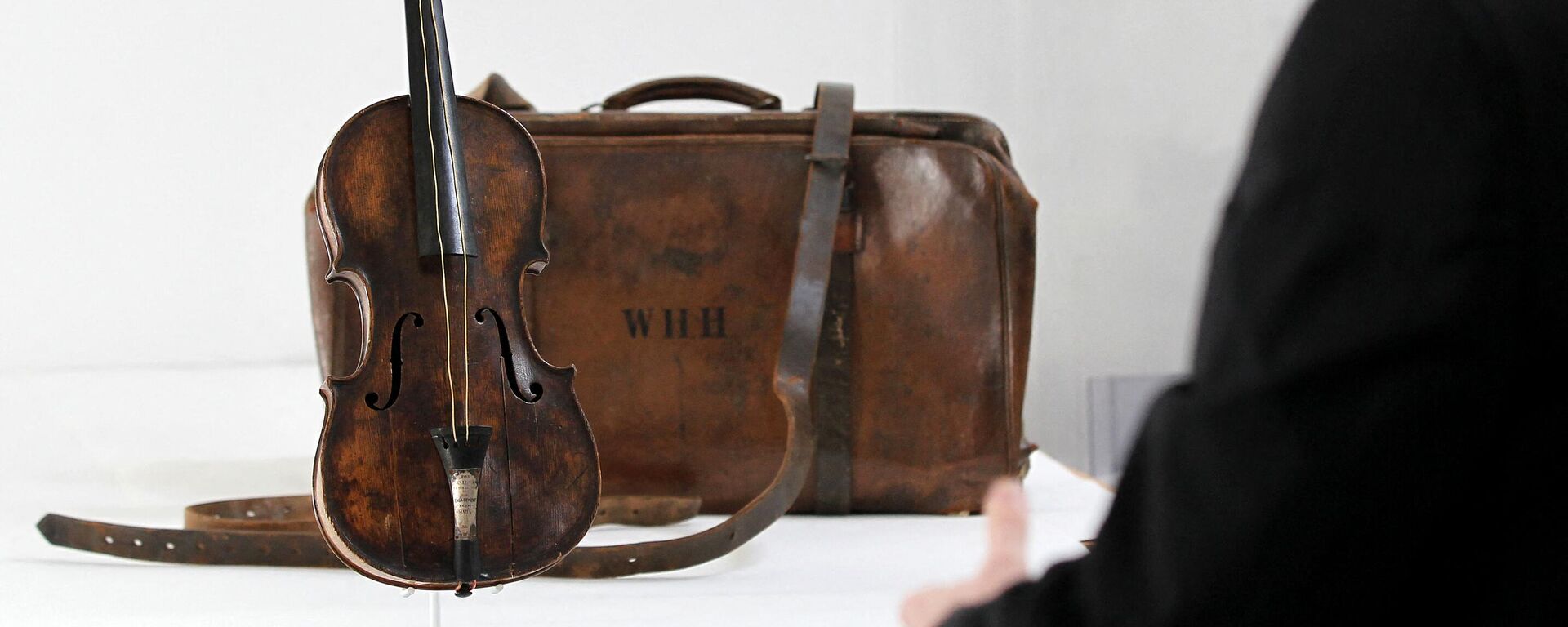 Скрипка, на которой играл дирижер Уоллес Хартли в последние минуты перед затоплением Титаника в Лургане, Ирландия - Sputnik Молдова, 1920, 15.04.2022
