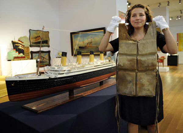 Сотрудница аукциона Christie&#x27;s  со спасательным жилетом с &quot;Титаника&quot;. - Sputnik Молдова