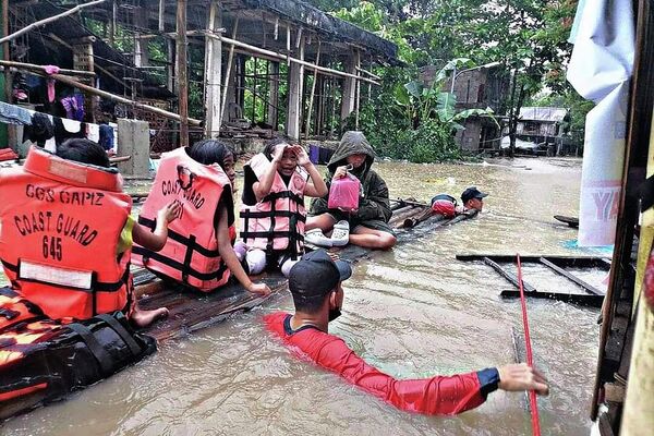 Спасатели эвакуируют жителей из затопленной деревни в Панитане, Филиппины. - Sputnik Молдова