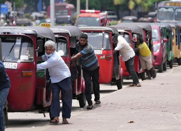 Водители авто-рикш стоят в очереди, чтобы купить бензин возле заправочной станции в Коломбо, Шри-Ланка. - Sputnik Молдова