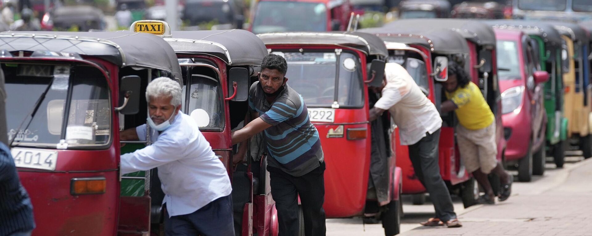 Водители авто-рикш стоят в очереди, чтобы купить бензин возле заправочной станции в Коломбо, Шри-Ланка - Sputnik Молдова, 1920, 12.06.2022