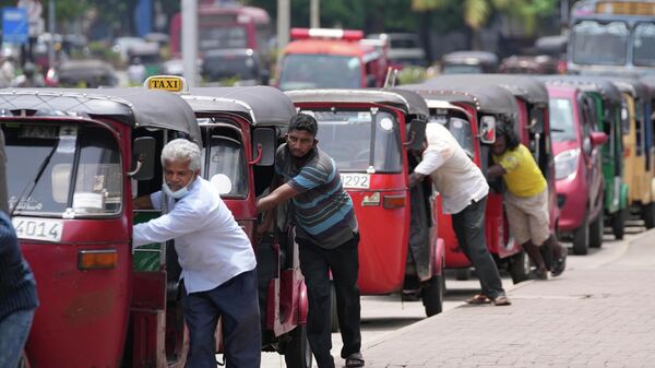 Водители авто-рикш стоят в очереди, чтобы купить бензин возле заправочной станции в Коломбо, Шри-Ланка - Sputnik Молдова