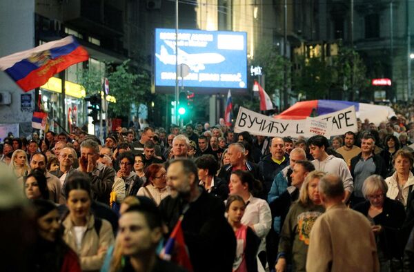 Participanți la un protest împotriva impunerii de sancțiuni împotriva Rusiei și împotriva votului Serbiei la ONU împotriva Rusiei, Belgrad, 15 aprilie. - Sputnik Moldova-România