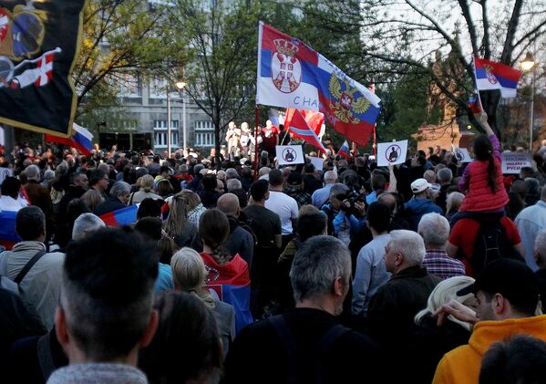 Participanți la un protest împotriva impunerii de sancțiuni împotriva Rusiei și împotriva votului Serbiei în ONU împotriva Rusiei, pe una dintre străzile din Belgrad. - Sputnik Moldova-România