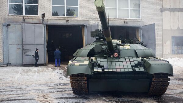 Un tanc Т-72АМТ în fața unei secții de producție a fabricii de tancuri și blindate din Kiev - Sputnik Moldova