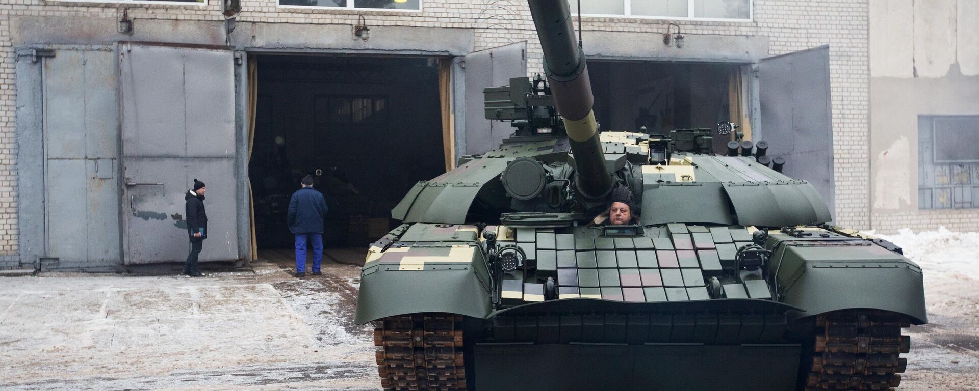 Un tanc Т-72АМТ în fața unei secții de producție a fabricii de tancuri și blindate din Kiev - Sputnik Moldova, 1920, 16.04.2022