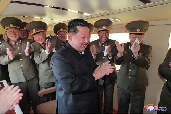 Северокорейский лидер Ким Чен Ын во время испытательного пуска тактического управляемого оружия нового типа в Северной Корее - Sputnik Moldova-România
