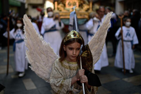 Veronica Serrano, în vârstă de 7 ani, participă la ceremonia de Duminica Paștelui „Coborârea Îngerului”, parte din Săptămâna Mare din Tudela, nordul Spaniei, duminică, 17 aprilie 2022. - Sputnik Moldova-România