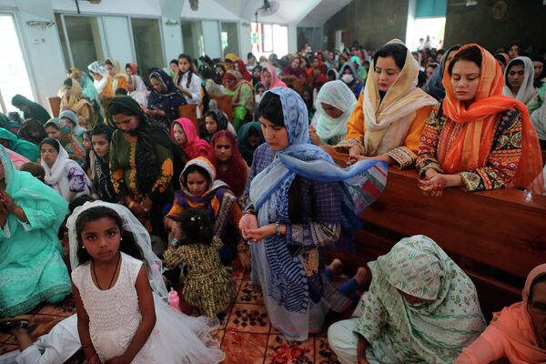 Creștinii participă la o liturghie de Paște în biserica Our Lady of Fatima din Islamabad, Pakistan, duminică, 17 aprilie 2022. - Sputnik Moldova-România