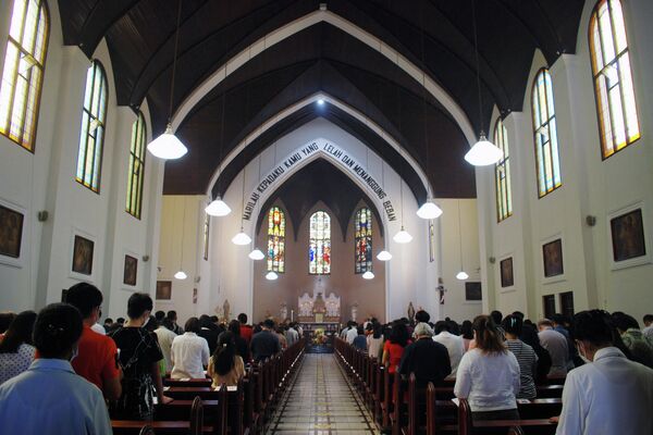 Creștinii participă la slujba din Duminica Paștelui la Catedrala Santo Petrus din Bandung pe 17 aprilie 2022. - Sputnik Moldova