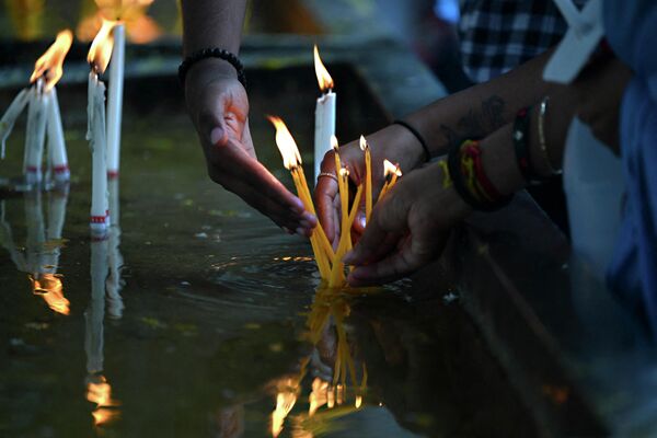 Католические верующие зажигают свечи во время пасхальной воскресной службы в церкви Святого Антония в Коломбо, Шри-Ланка. - Sputnik Молдова