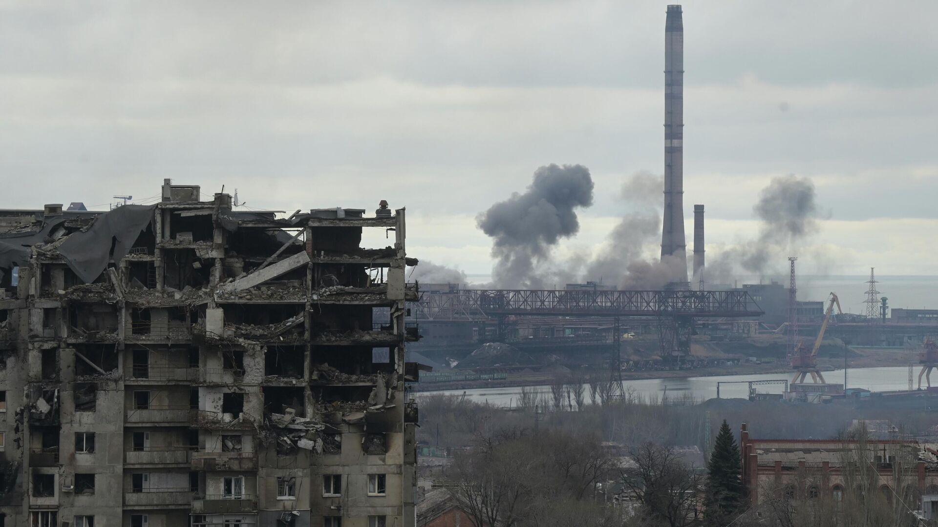Clădiri distruse în regiunea Donbas după un bombardament al forțelor militare ucrainene - Sputnik Moldova-România, 1920, 10.06.2022