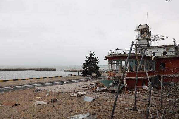 Разрушенные здания неподалеку от морского порта в Мариуполе - Sputnik Молдова