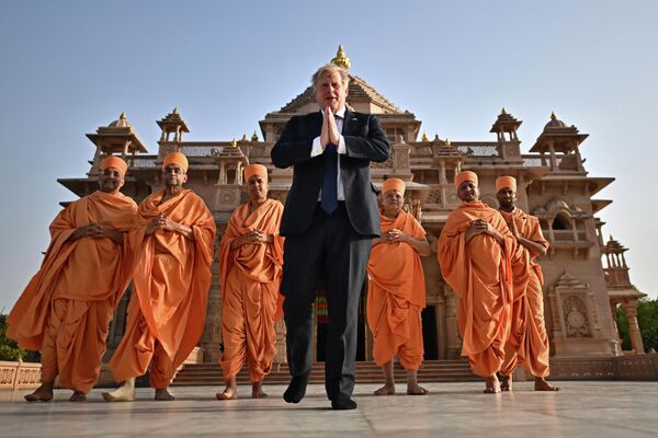 Prim-ministrul Marii Britanii, Boris Johnson, pozează în fața templului Swaminarayan Akshardham din Gandhinagar - Sputnik Moldova