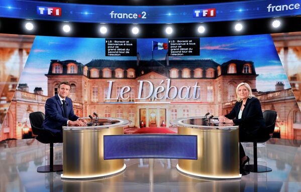Emmanuel Macron și Marine Le Pen pozează înaintea unei dezbateri televizate - Sputnik Moldova