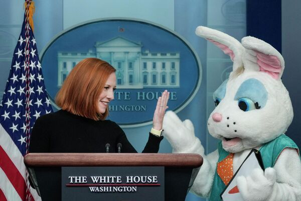 Официальный представитель Белого дома Джен Псаки рядом с пасхальным кроликом в Белом доме. - Sputnik Молдова