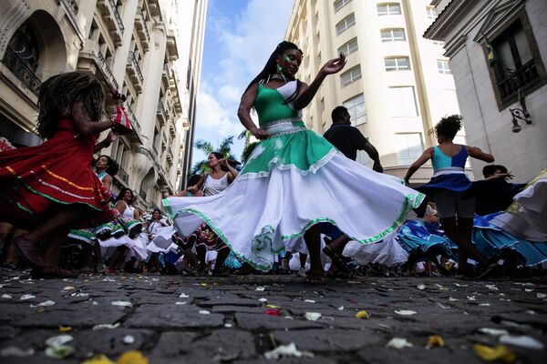 O femeie dansează în timpul unei repetiții pentru carnavalul la Rio de Janeiro, Brazilia - Sputnik Moldova