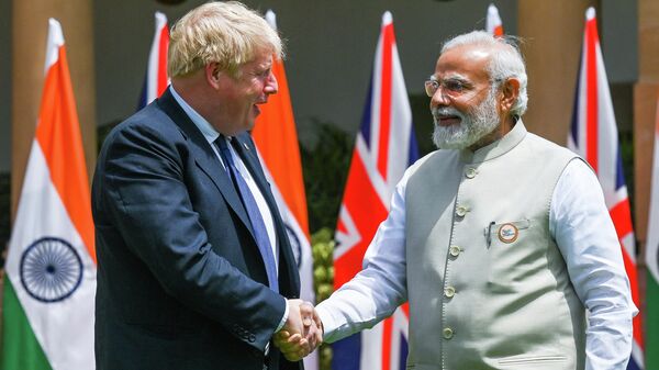 Prim-ministrul Indiei Narendra Modi și omologul său britanic Boris Johnson înainte de întâlnirea de la New Delhi pe 22 aprilie 2022. - Sputnik Moldova-România
