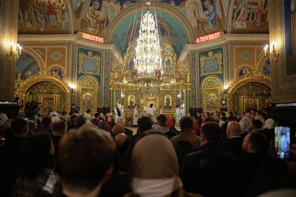 Noaptea Învierii la Catedrala metropolitană din Capitală „Nașterea Domnului”. 23-24 aprilie 2022, Chișinău. - Sputnik Moldova