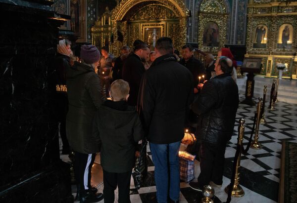 Храмы прихожане посещают вместе с детьми. - Sputnik Молдова