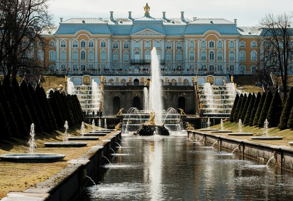 Fântânile Marii Cascade din Parcul Inferior al Muzeului-Rezervație de Stat „Peterhof”. - Sputnik Moldova-România