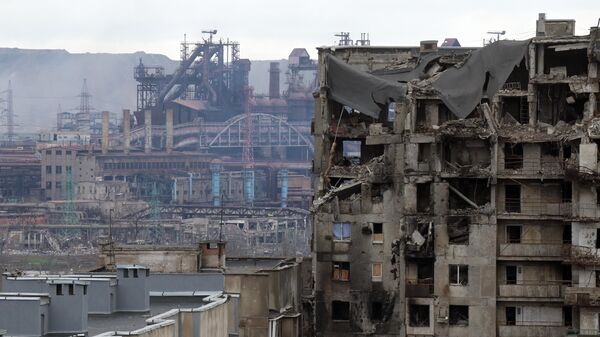 Разрушенный дом около завода Азовсталь в Мариуполе - Sputnik Молдова