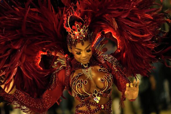 Участница бразильского карнавала во время выступления в Рио-де-Жанейро. - Sputnik Молдова