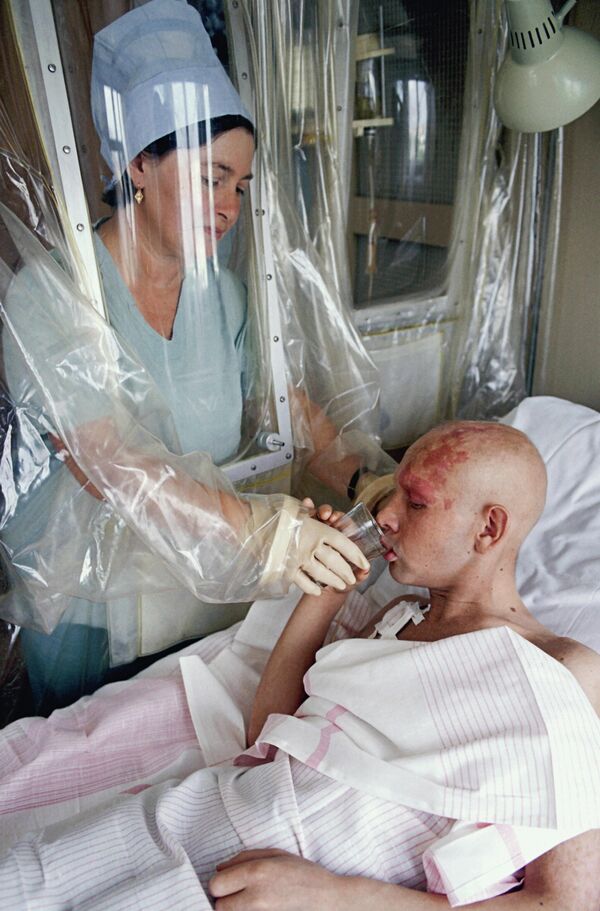 Tratamentul pacienților răniți în timpul accidentului de la centrala nucleară de la Cernobîl din 26 aprilie 1986, în Spitalul Clinic al 6-lea al Ministerului Sănătății al URSS din Moscova. - Sputnik Moldova-România