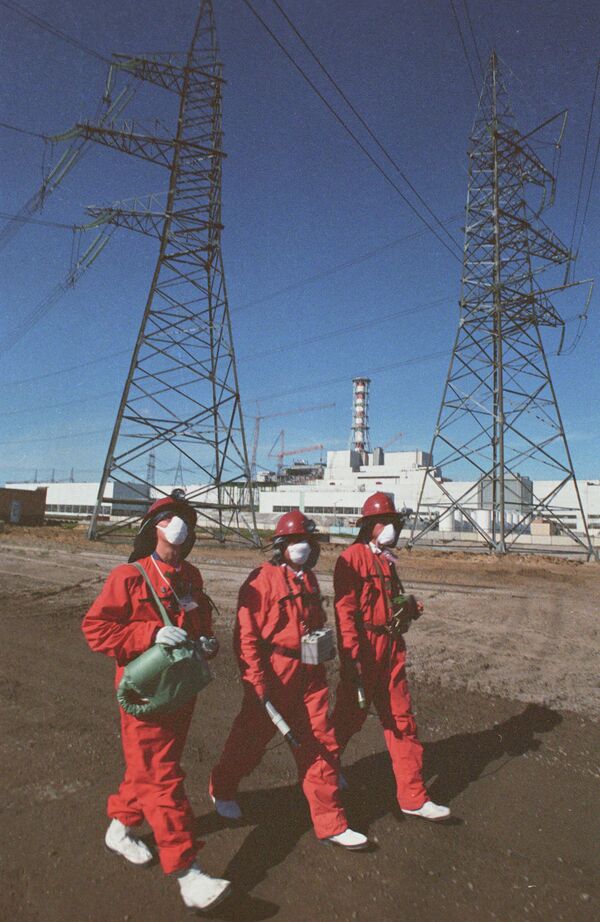 Specialiștii în domeniul dozimetriei măsoară nivelul radiației din zona centralei nucleare de la Cernobîl - Sputnik Moldova