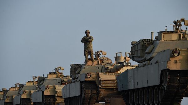 Soldații americani lângă tancuri M1 Abrams, la Baza Aeriană Mihail Kogălniceanu - Sputnik Moldova