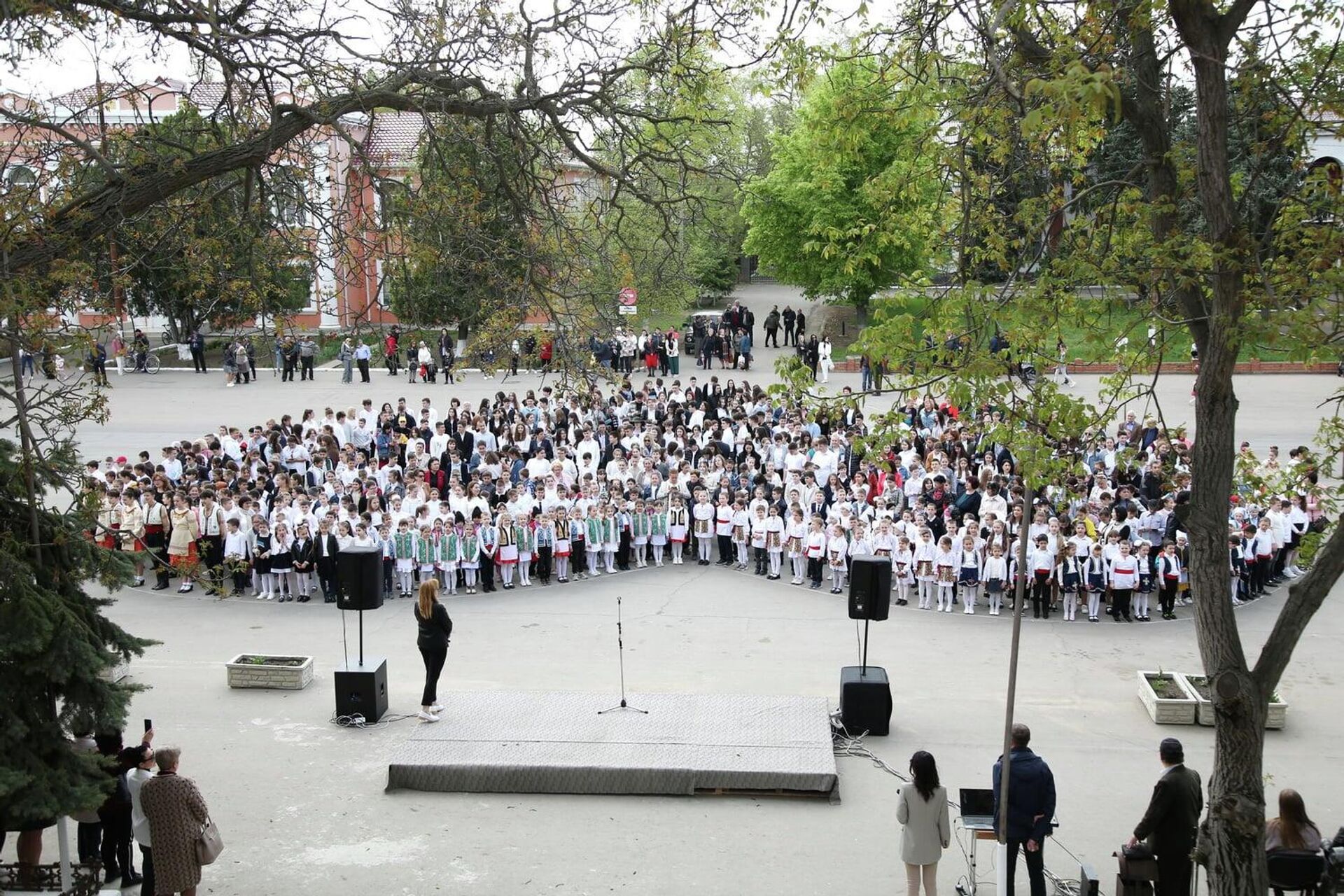 В гагаузском городе Вулканешты дети организовали флешмоб - Sputnik Молдова, 1920, 27.04.2022