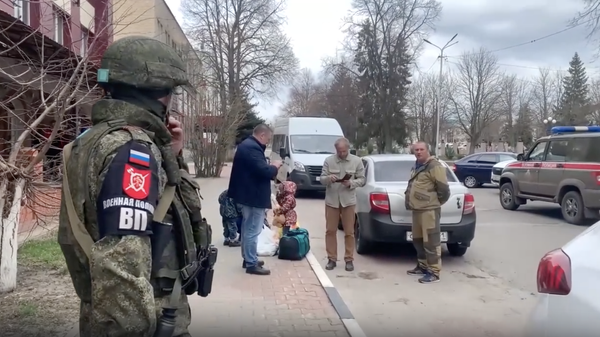 Poliția militară a ajutat o familie cu copii mici din regiunea Harkov la evacuarea în Rusia - Sputnik Moldova