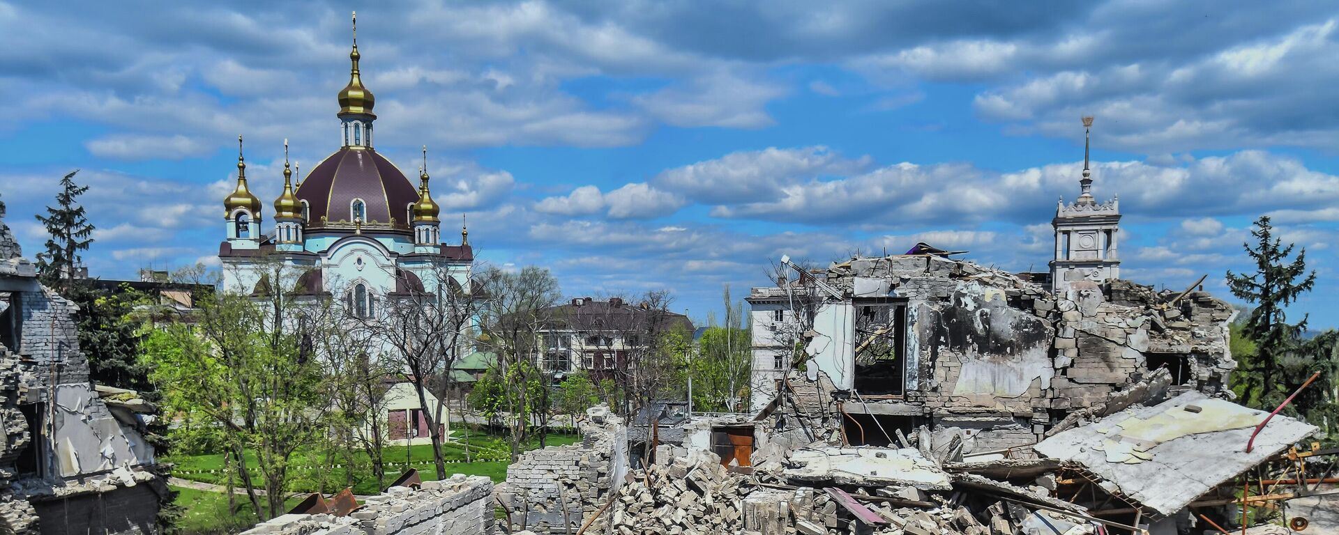 Разрушенное здание Донецкого академического областного драматического театра в Мариуполе - Sputnik Молдова, 1920, 29.04.2022