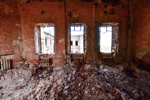 Biroul distrus al angajaților Muzeului de istorii locale din Mariupol. - Sputnik Moldova-România